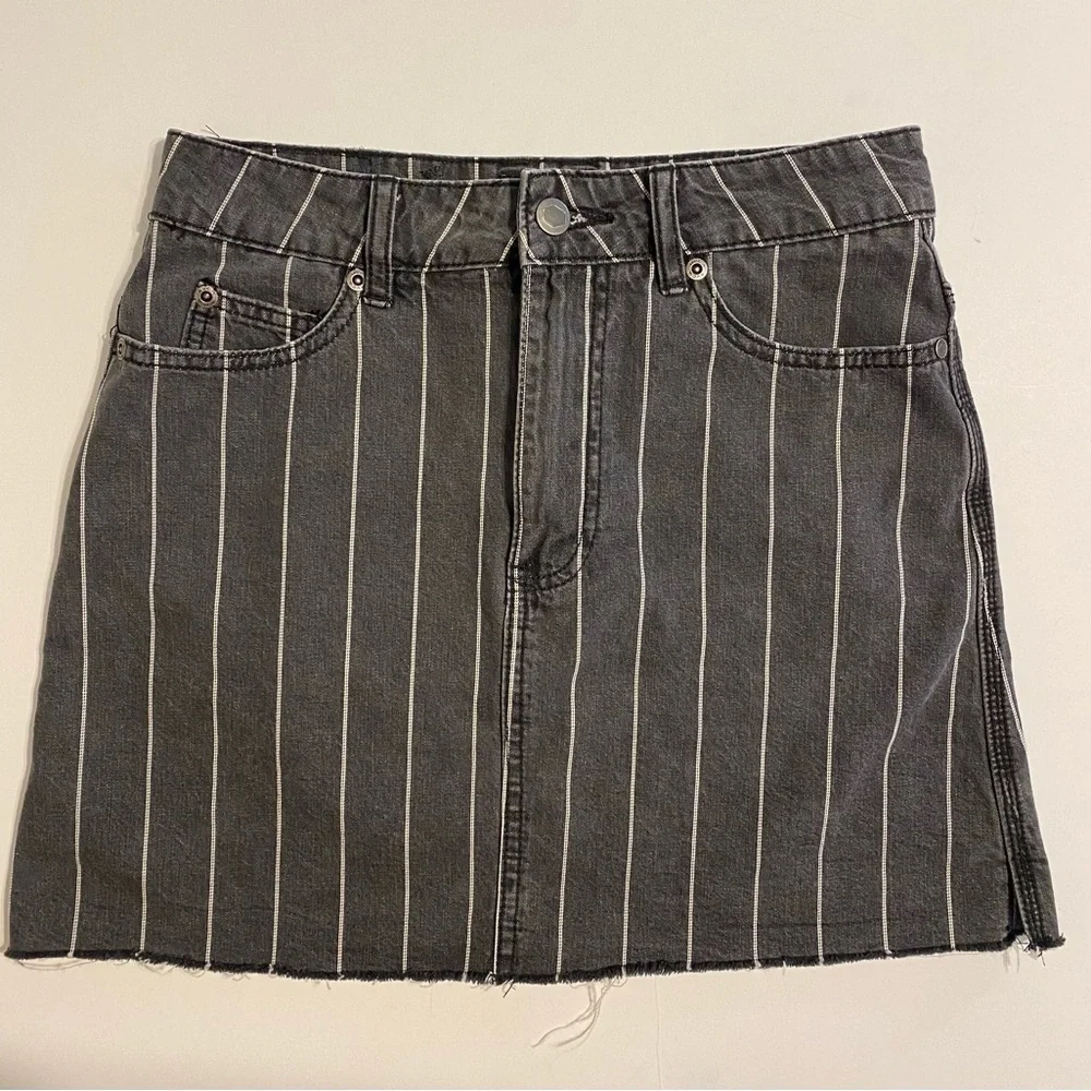 RVCA Rowdy Denim Mini Skirt Stone Washed Black High Rise Raw Hem Size 27